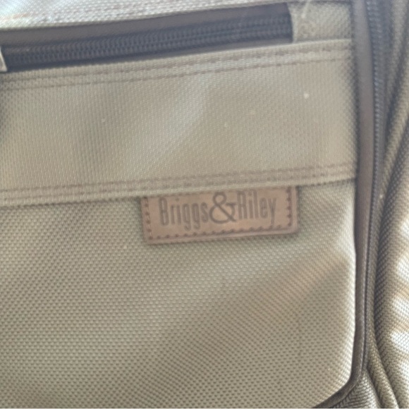 Briggs & Riley Baseline 1126 Essential Carry On Olive Green Duffle Bag - Picture 3 of 16